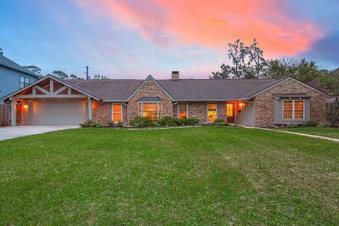Photo of 426 W Gaywood Drive, Houston, TX 77079 (MLS # 48916270)