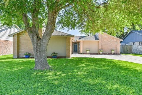 Photo of 17043 Coachmaker Drive, Friendswood, TX 77546 (MLS # 38289593)