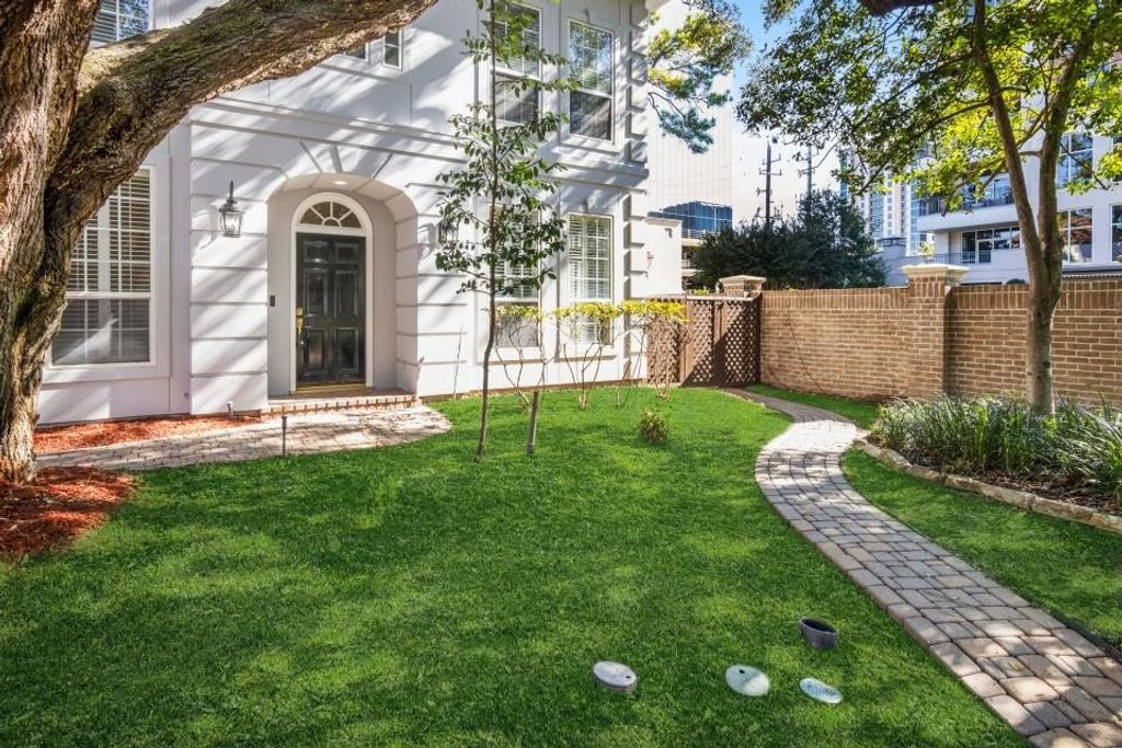 Photo of 14 Pinewold Court, Houston, TX 77056 (MLS # 52938241)