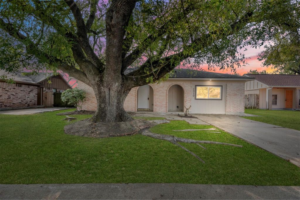 Photo of 1310 Kenwick Place, Pasadena, TX 77504 (MLS # 80834313)
