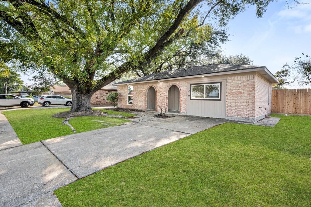 Photo of 1310 Kenwick Place, Pasadena, TX 77504 (MLS # 80834313)
