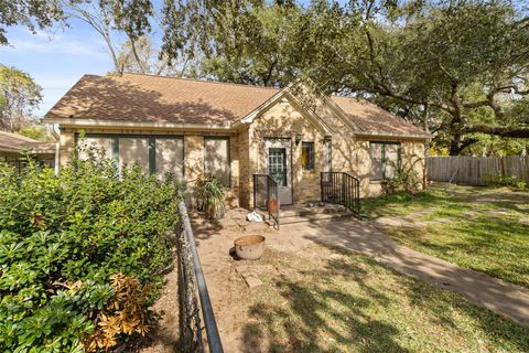 Photo of 205 Jephson Drive, Alvin, TX 77511 (MLS # 10925168)