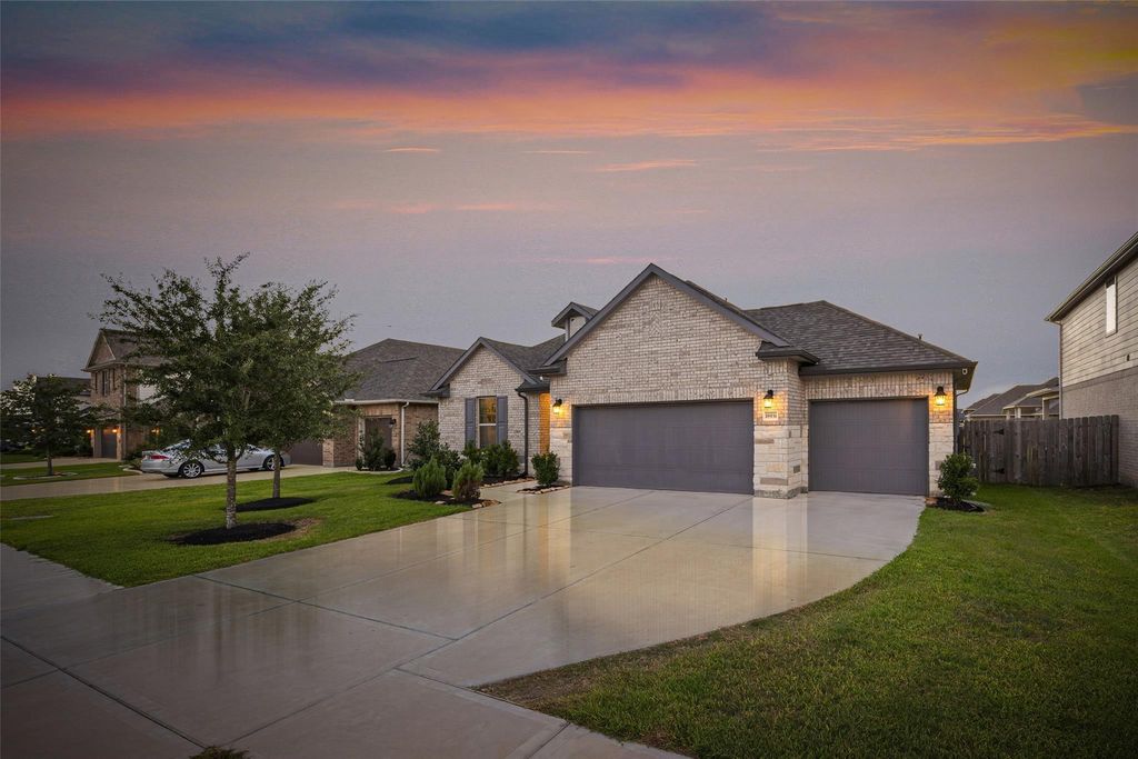Photo of 18931 Lynnwood Crest Drive, Manvel, TX 77578 (MLS # 92763298)