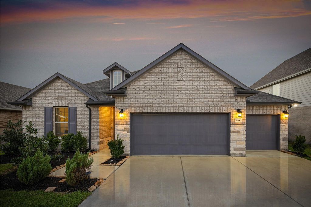 Photo of 18931 Lynnwood Crest Drive, Manvel, TX 77578 (MLS # 92763298)