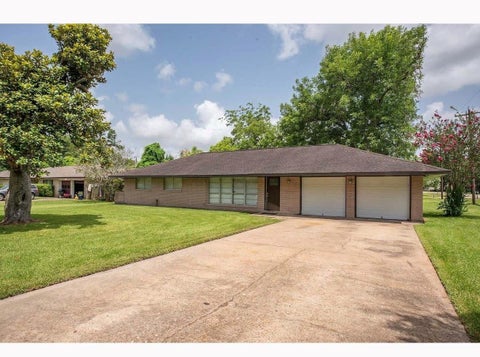 Photo of 117 Lazy Lane, Lake Jackson, TX 77566 (MLS # 39787949)