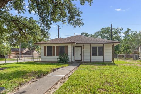 Photo of 3734 Daphne Street, Houston, TX 77021 (MLS # 54470017)