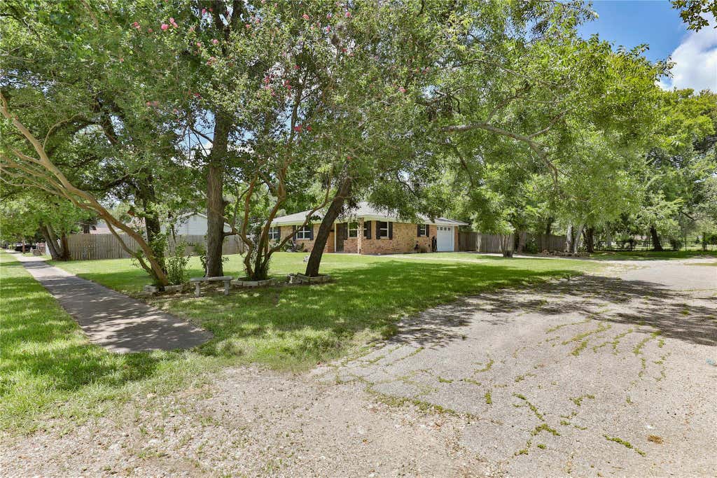 Photo of 500 Smith Street, Clute, TX 77531 (MLS # 73935802)