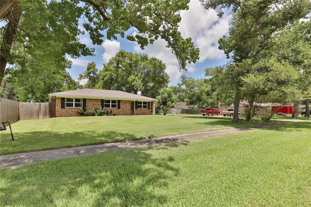 Photo of 500 Smith Street, Clute, TX 77531 (MLS # 73935802)