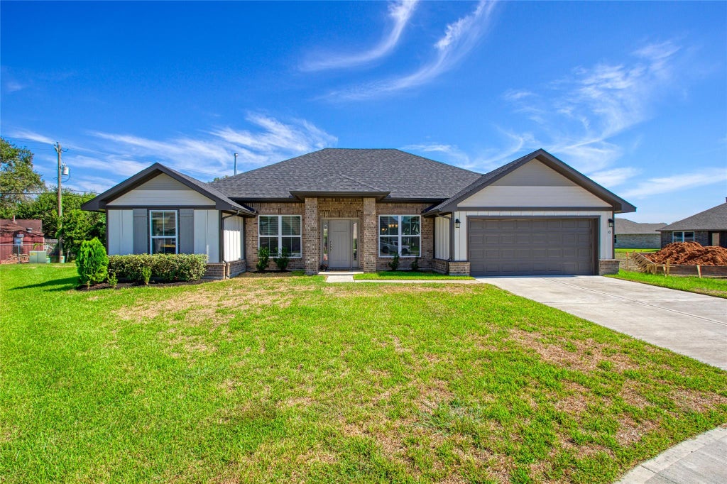 Photo of 10 Gemstone Court, Angleton, TX 77515 (MLS # 14807427)