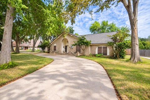 Photo of 56 Flag Court, Lake Jackson, TX 77566 (MLS # 72243970)