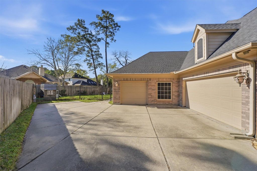 Photo of 7303 Texas Laurel Loop, Humble, TX 77346 (MLS # 88412275)