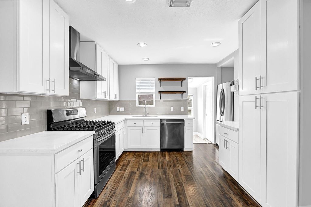 Photo of 7710 Erath Street, Houston, TX 77023 (MLS # 54662102)