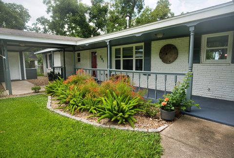 Photo of 201 Southern Oaks Drive, Lake Jackson, TX 77566 (MLS # 80011355)