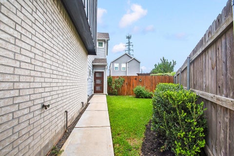 Tiny photo for 5527 Cuerta Street, Houston, TX 77023 (MLS # 96300797)