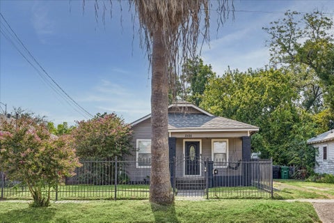 Photo of 2105 Lawrence Street, Houston, TX 77008 (MLS # 4128918)