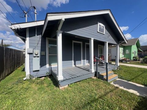 Photo of 6913 Avenue L, Houston, TX 77011 (MLS # 48081001)