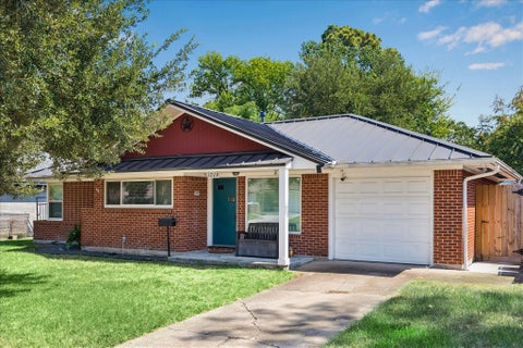 Photo of 1719 Wilde Rock Way, Houston, TX 77018 (MLS # 54323849)