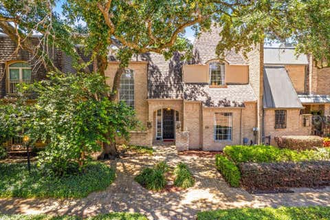 Townhouse For Sale - 48 Bayou Pointe Drive<br/> Houston, TX 77063