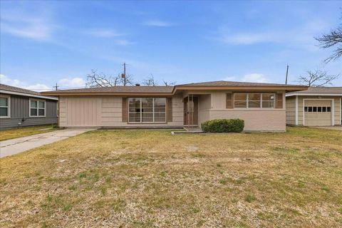 Homes For Sale - 1520 Longhorn Avenue<br/> Orange, TX 77630