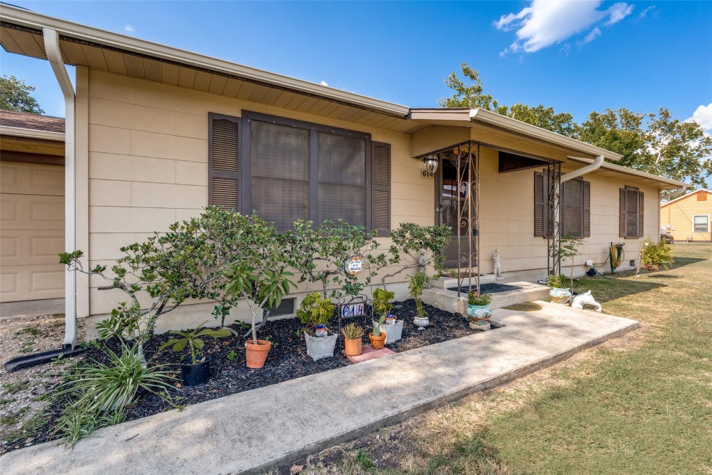 Photo of 614 E Martindale Road, Seguin, TX 78155 (MLS # 70903837)