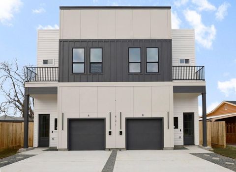 Photo of 421 E 41st Street, Houston, TX 77022 (MLS # 91992406)