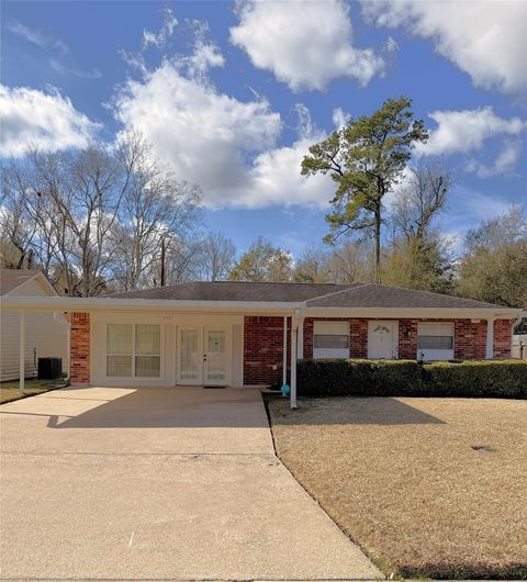 Homes For Sale - 4665 Glen Oaks Circle<br/> Beaumont, TX 77708