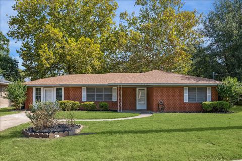 Photo of 2107 Wayside Drive, Brenham, TX 77833 (MLS # 21234207) Photo of 2107 Wayside Drive, Brenham, TX 77833 (MLS # 21234207)