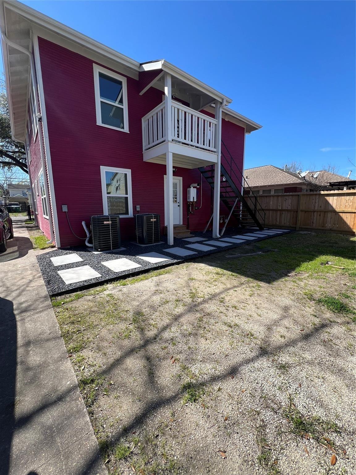 2316 Gentry Street W 1