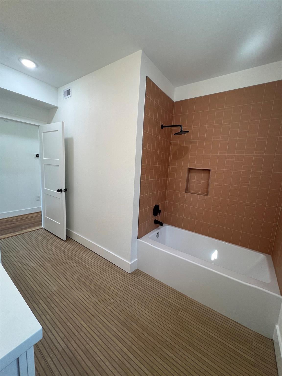 2316 Gentry Street W 1