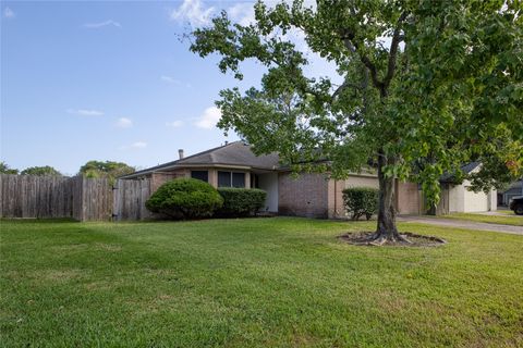 Photo of 475 Lost Rock Drive, Houston, TX 77598 (MLS # 80889636)