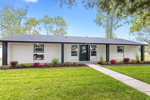 Photo of 15529 Pine Street, Santa Fe, TX 77517 (MLS # 21103810)