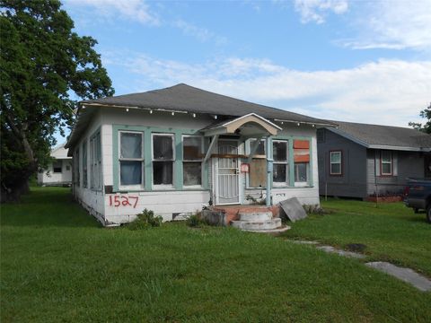 Photo of 1527 14th Street, Port Arthur, TX 77640 (MLS # 62473564)
