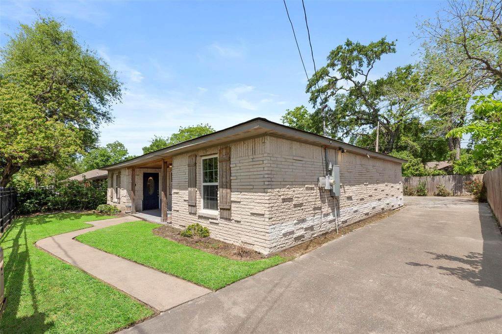 Photo of 709 E 41st Street, Houston, TX 77022 (MLS # 19914840)