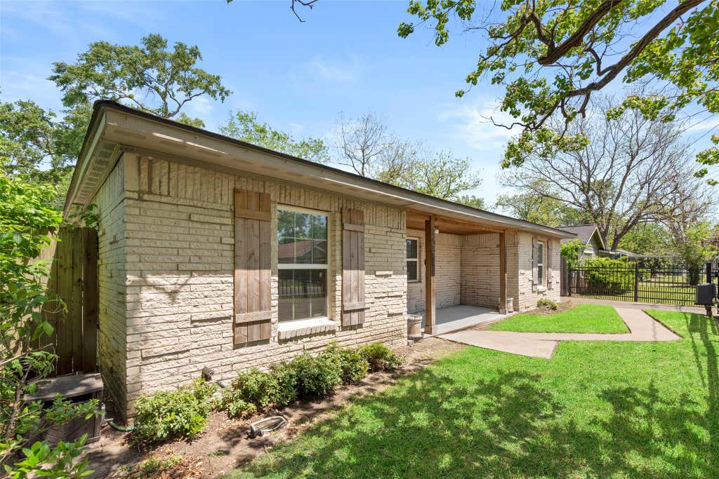 Photo of 709 E 41st Street, Houston, TX 77022 (MLS # 19914840)