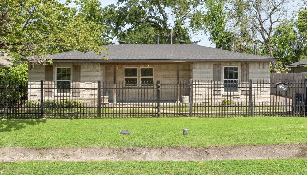 Photo of 709 E 41st Street, Houston, TX 77022 (MLS # 19914840)