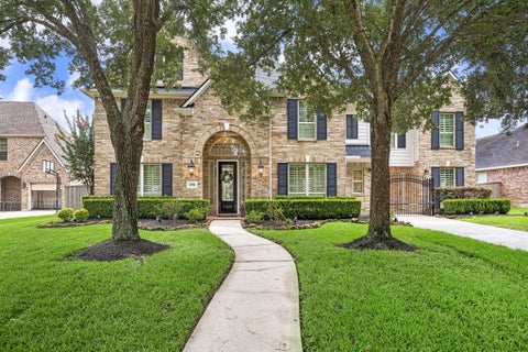 Homes For Sale - 5919 Majestic Pines Drive<br/> Kingwood, TX 77345
