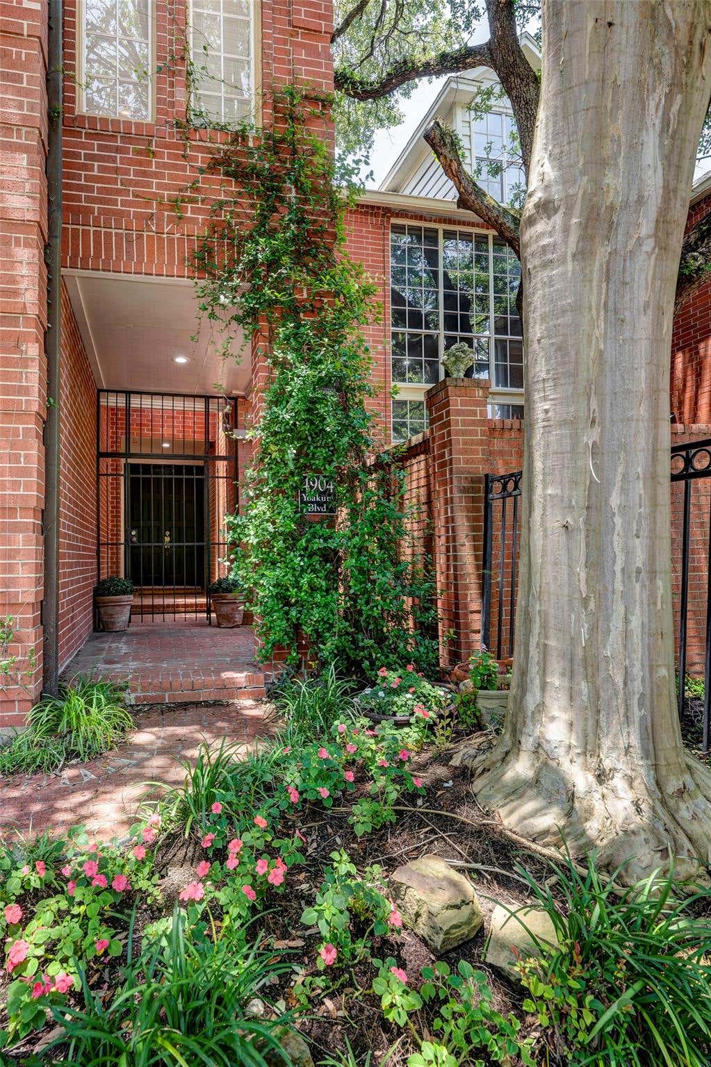 Photo of 4904 Yoakum Boulevard, Houston, TX 77006 (MLS # 56975233)