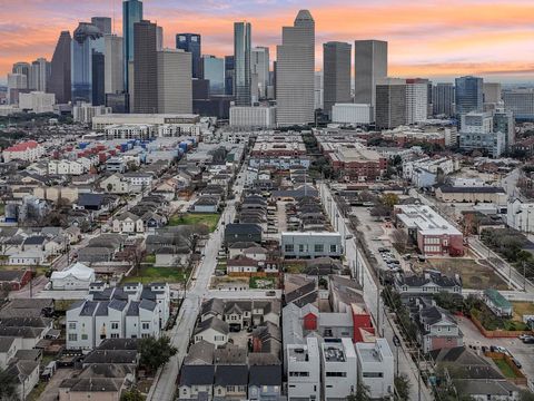 Photo of 1405 Bailey Street, Houston, TX 77019 (MLS # 66894053)