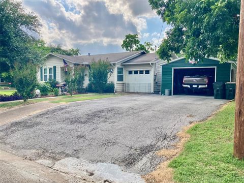 Photo of 421 W 13th Street, Shiner, TX 77984 (MLS # 45366989)