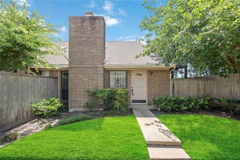 Photo of 13882 Hollowgreen Drive #810, Houston, TX 77082 (MLS # 29802442)