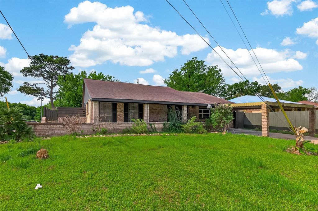 Photo of 3703 Tiffany Drive, Houston, TX 77045 (MLS # 71755845)