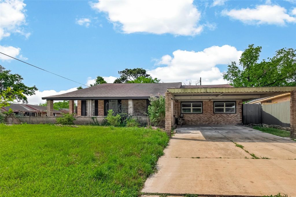 Photo of 3703 Tiffany Drive, Houston, TX 77045 (MLS # 71755845)