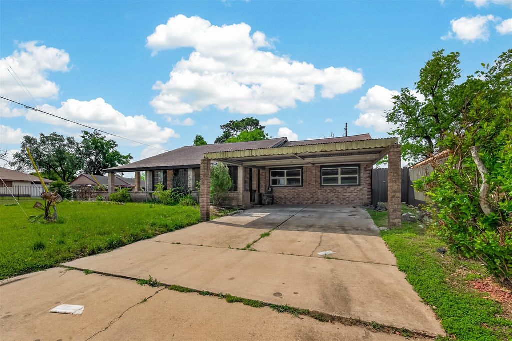 Photo of 3703 Tiffany Drive, Houston, TX 77045 (MLS # 71755845)