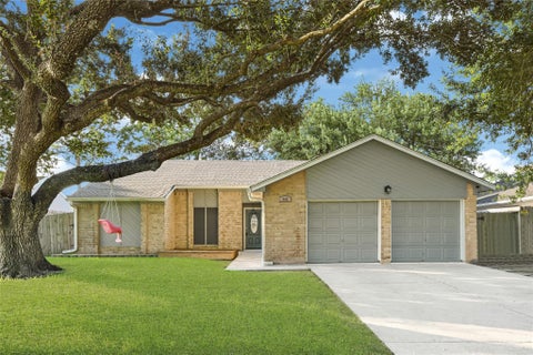 Photo of 842 Walbrook Drive, Houston, TX 77062 (MLS # 93857722)