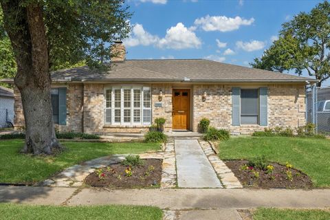 Photo of 8826 Jackwood Street, Houston, TX 77036 (MLS # 55724203)