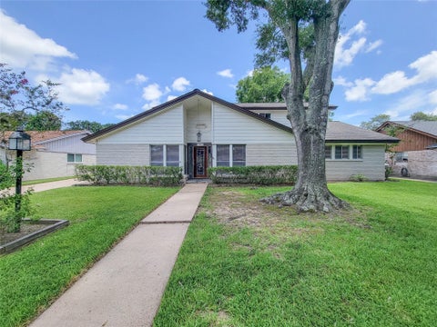 Photo of 18583 Martinique Drive, Houston, TX 77058 (MLS # 72100087)