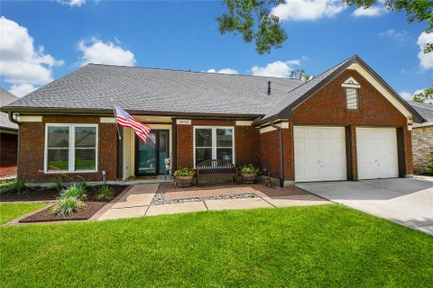 Photo of 16022 Surrey Woods Drive, Friendswood, TX 77546 (MLS # 59536028)