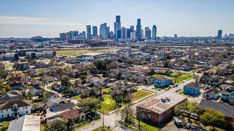 Photo of 1212 Pinckney St Street, Houston, TX 77009 (MLS # 97612527)