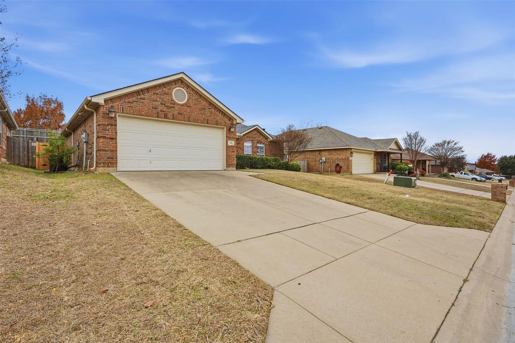 Photo of 115 Pony Express Trail, Willow Park, TX 76087 (MLS # 81947231)
