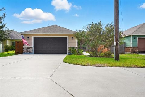 Photo of 623 W Deberry Avenue, Aransas Pass, TX 78336 (MLS # 57908355)